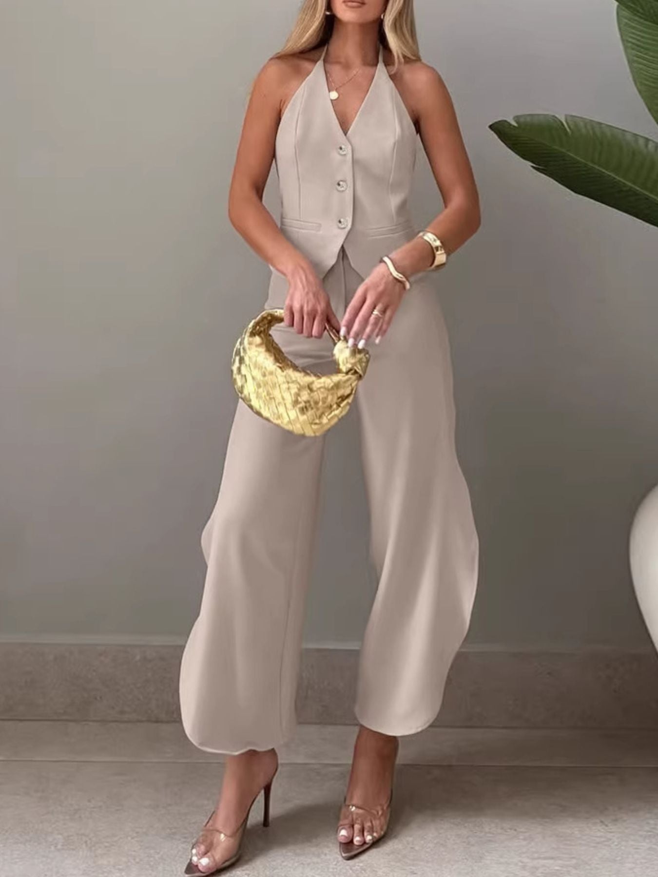 Tvådelat set med halterneck-topp och vida byxor i [färg] - somrig damoutfit