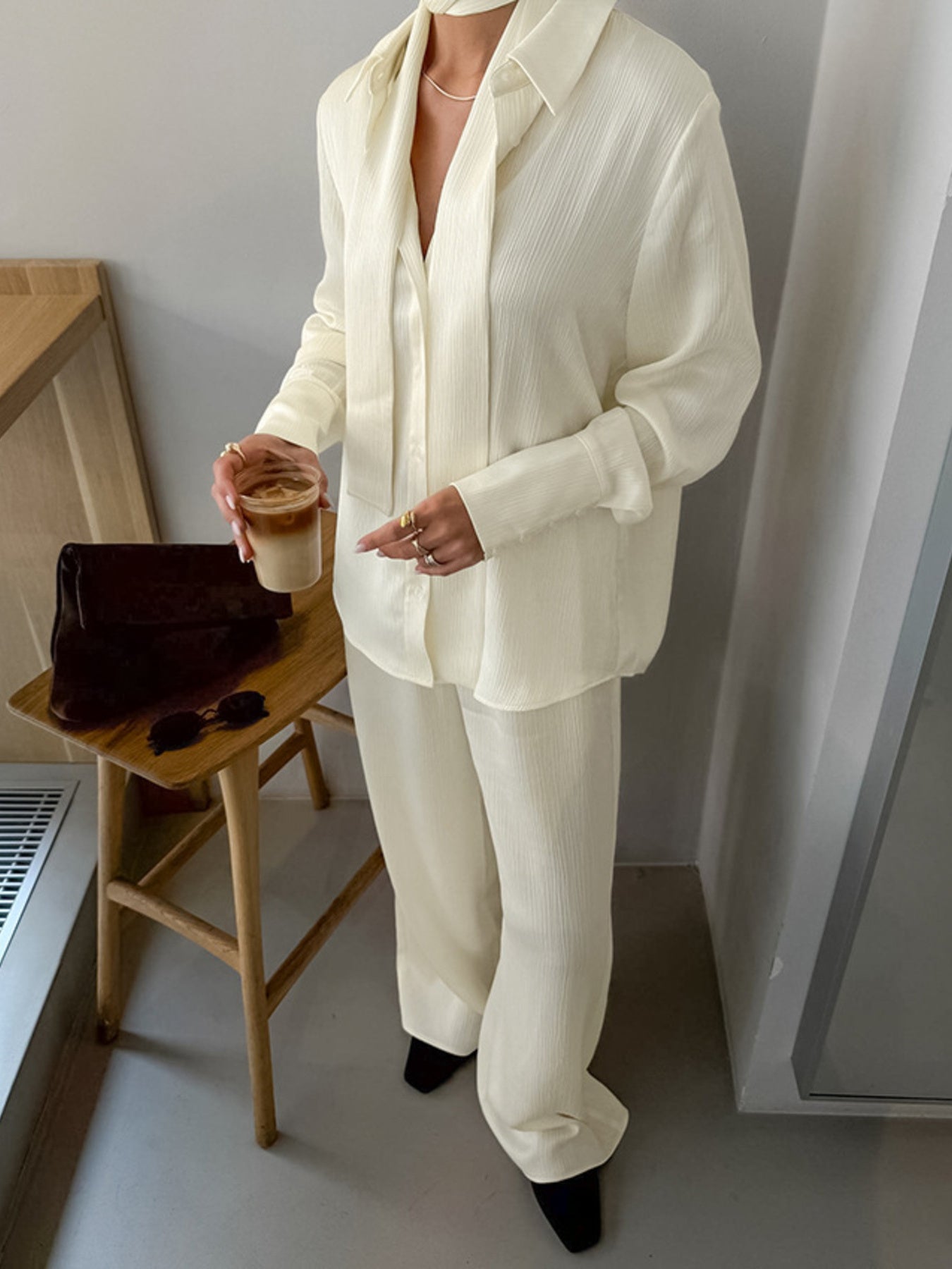 Tvådelat set med texturskjorta och vida byxor i polyester – stilrent damset i storlek S, M och L