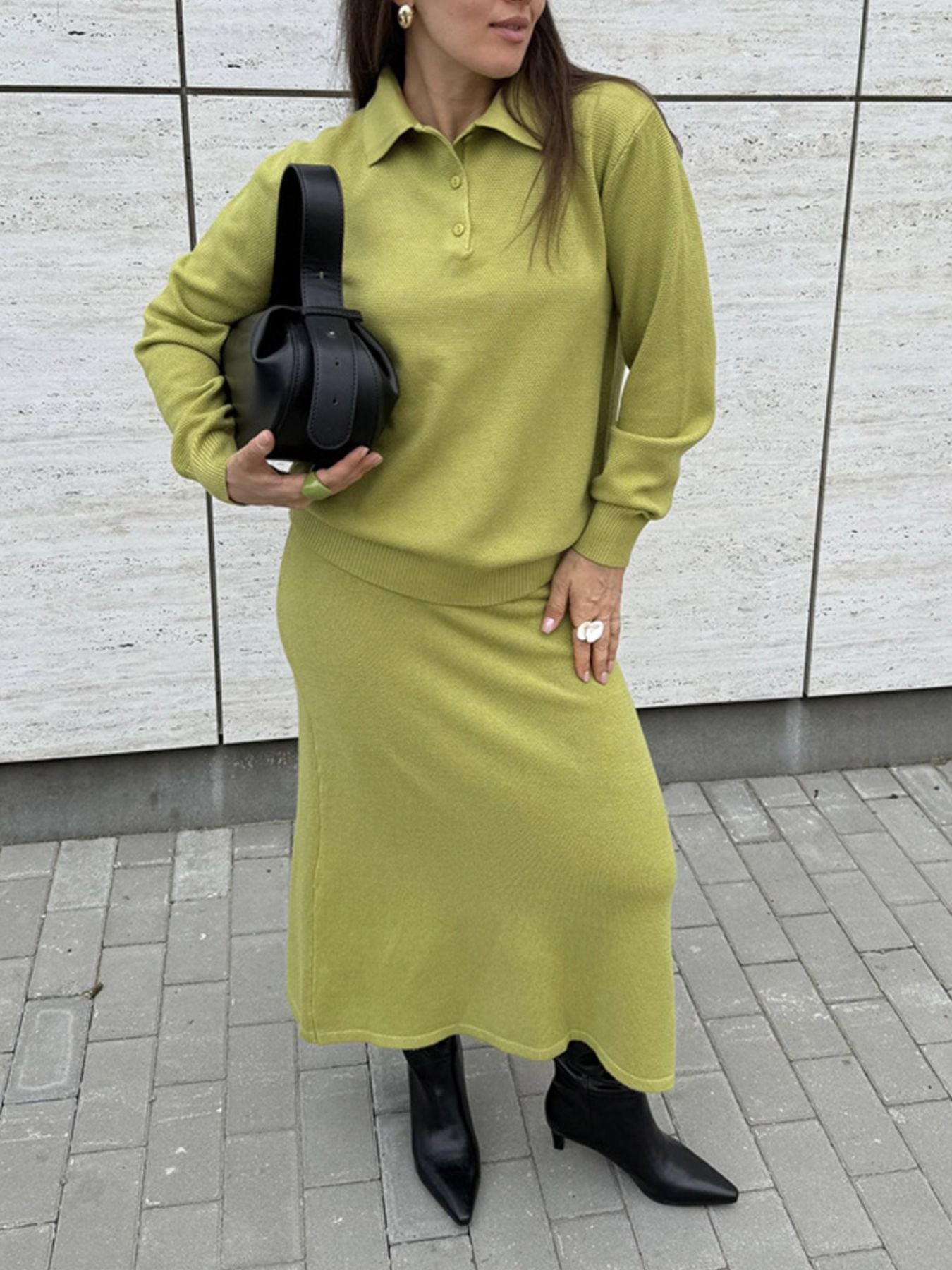 Mjukt set för dam med öppen krage i grönt – matchande topp och kjol