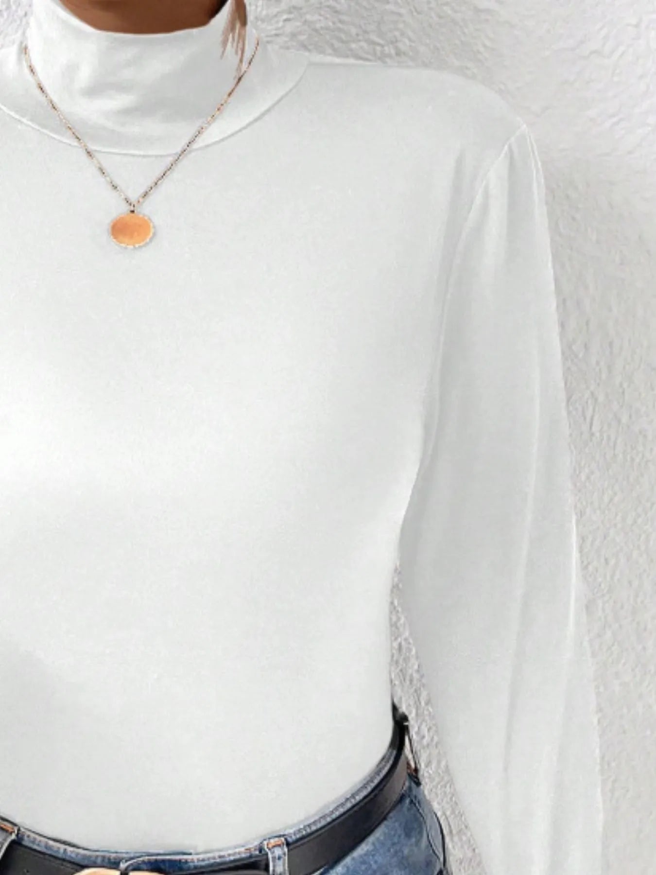Plus size polotröja med hög hals och tight passform i vitt – långärmad damtröja i stretch