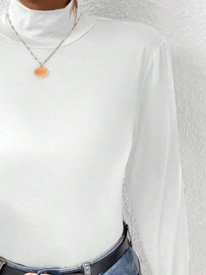 Plus size polotröja med hög hals och tight passform i vitt – långärmad damtröja i stretch