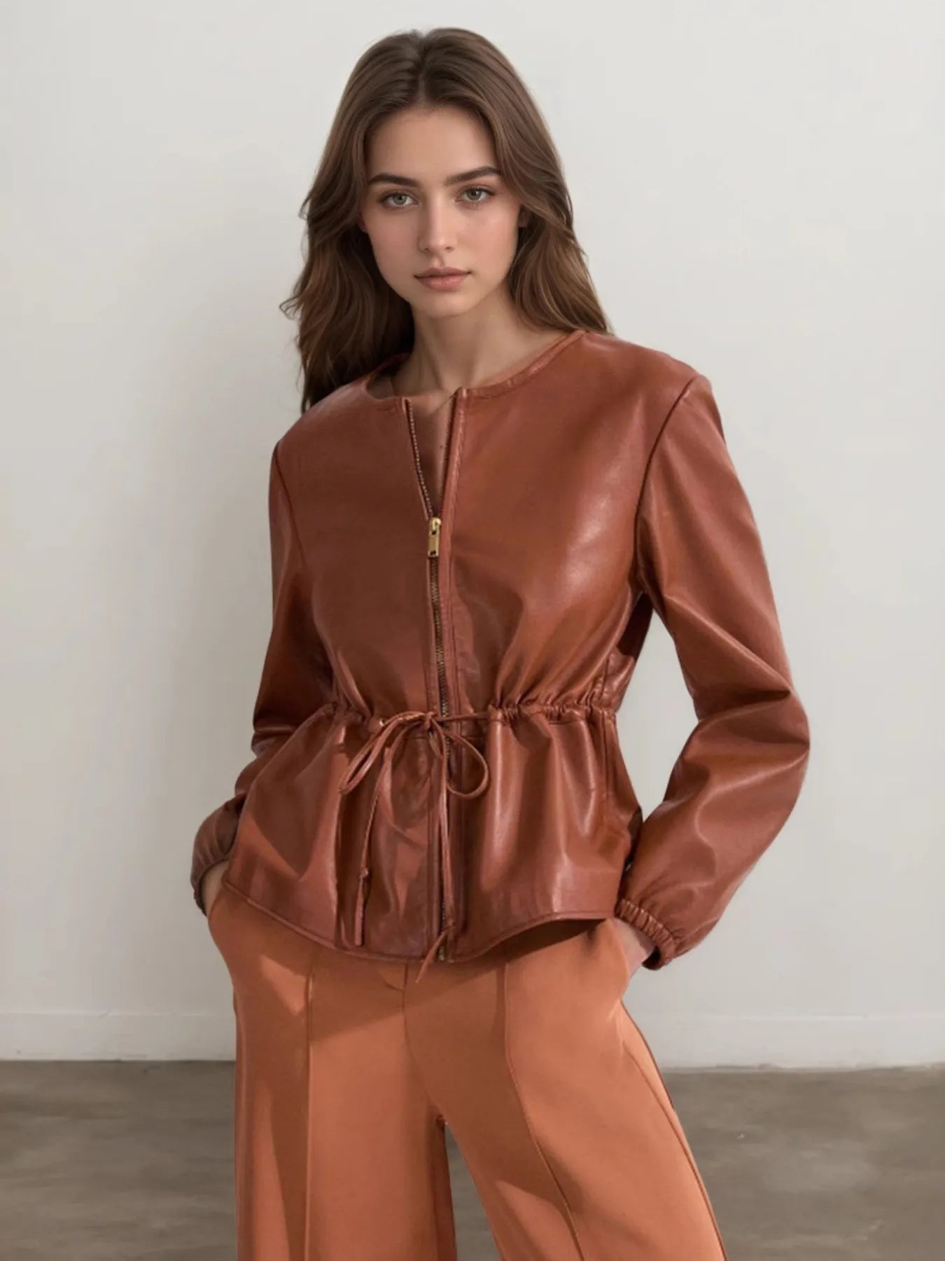 Skinnjacka med dragsko och dragkedja i brun - tuff damjacka