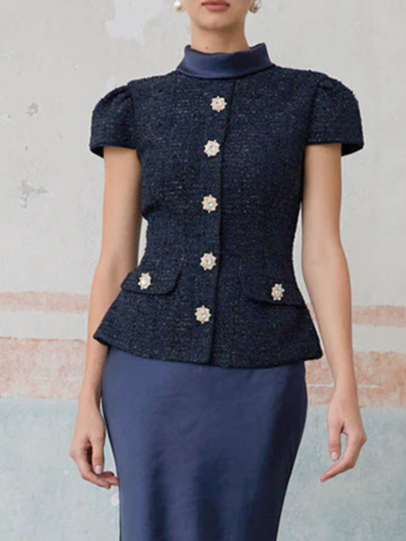 Tvådelat set med tweed-kavaj och satinkjol i elegant kombination