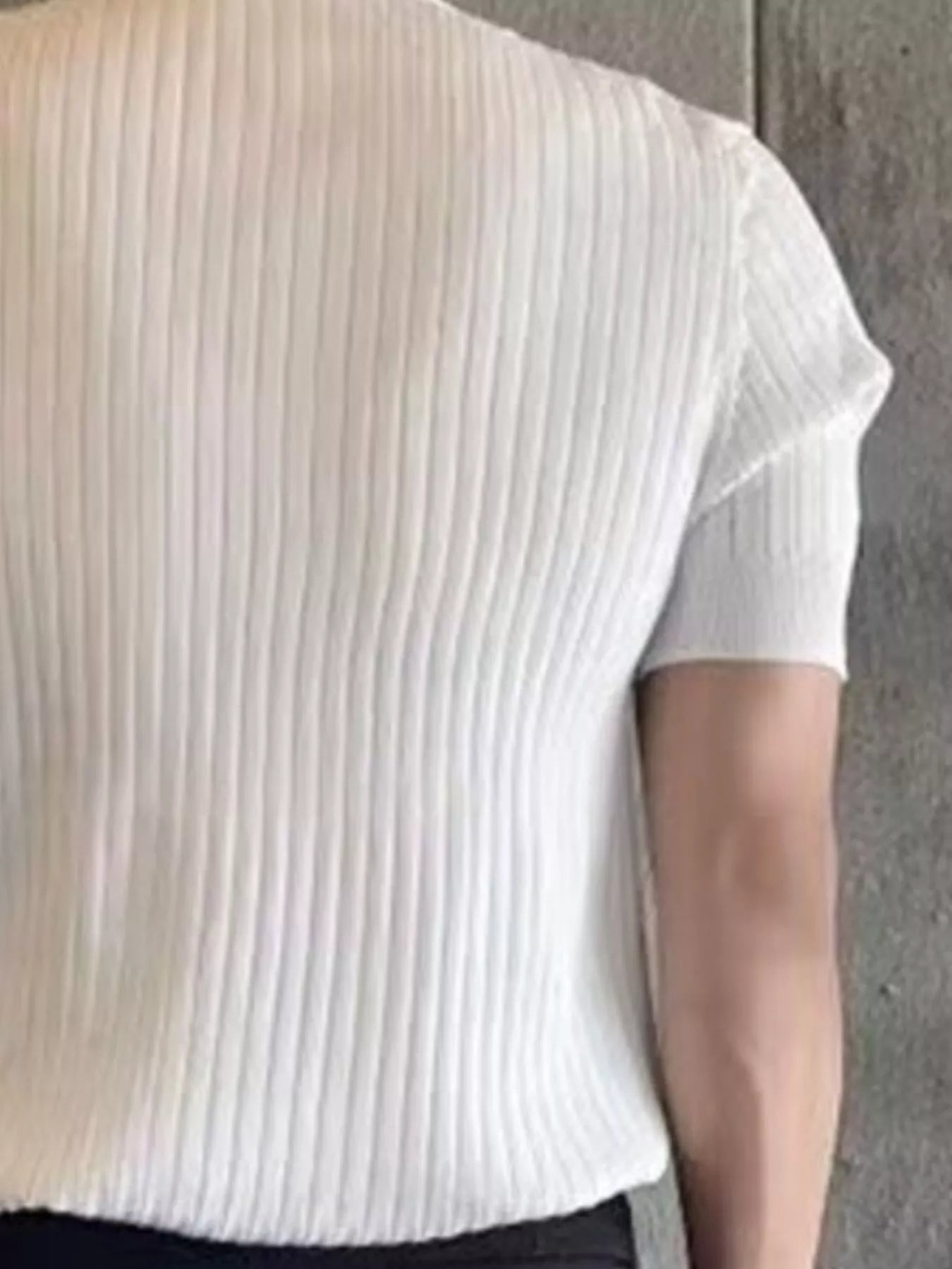 Ribbad piké med korta ärmar i vitt - vårens innefärg