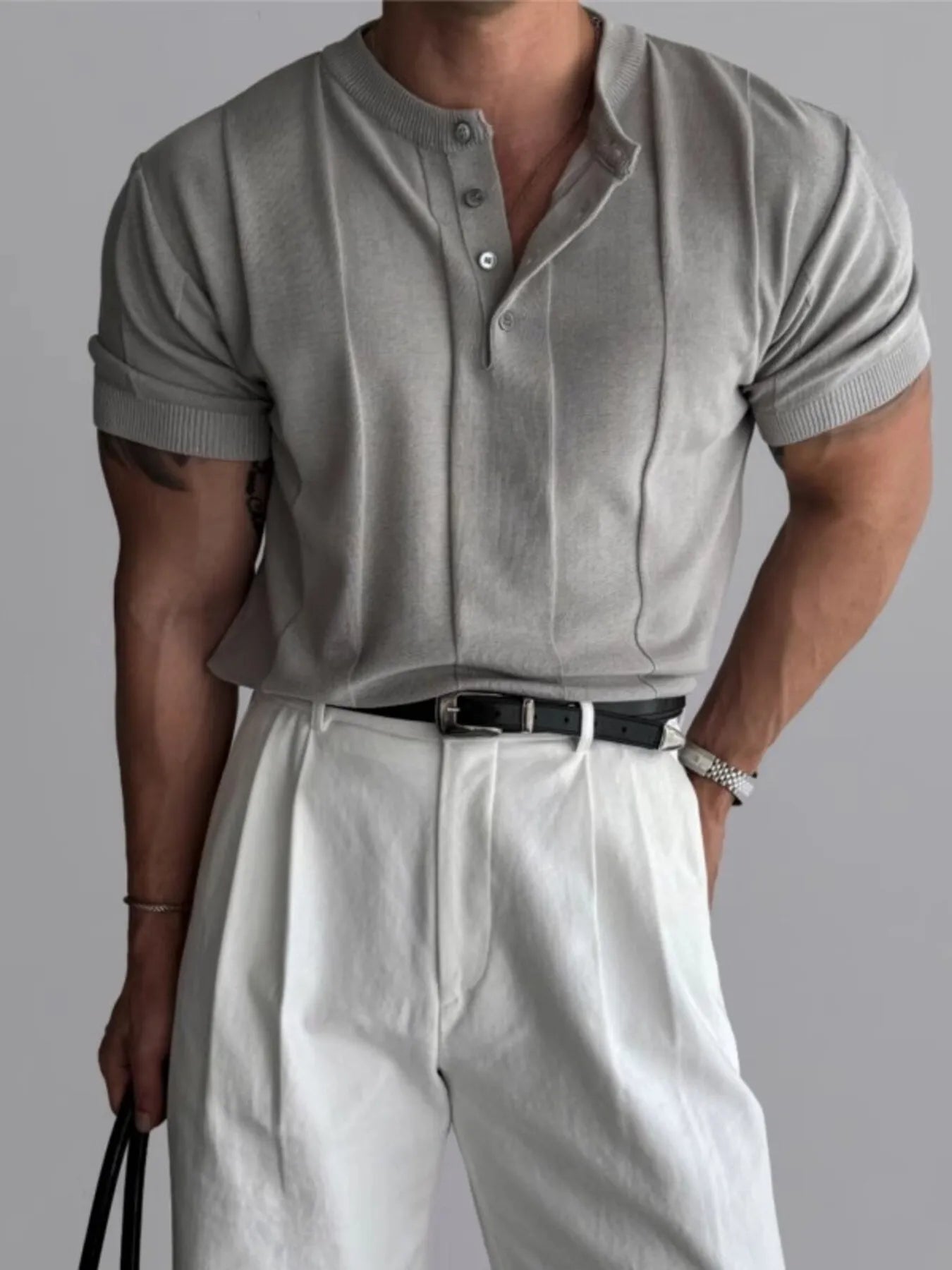 Kortärmad t-shirt för män med knappdetalj