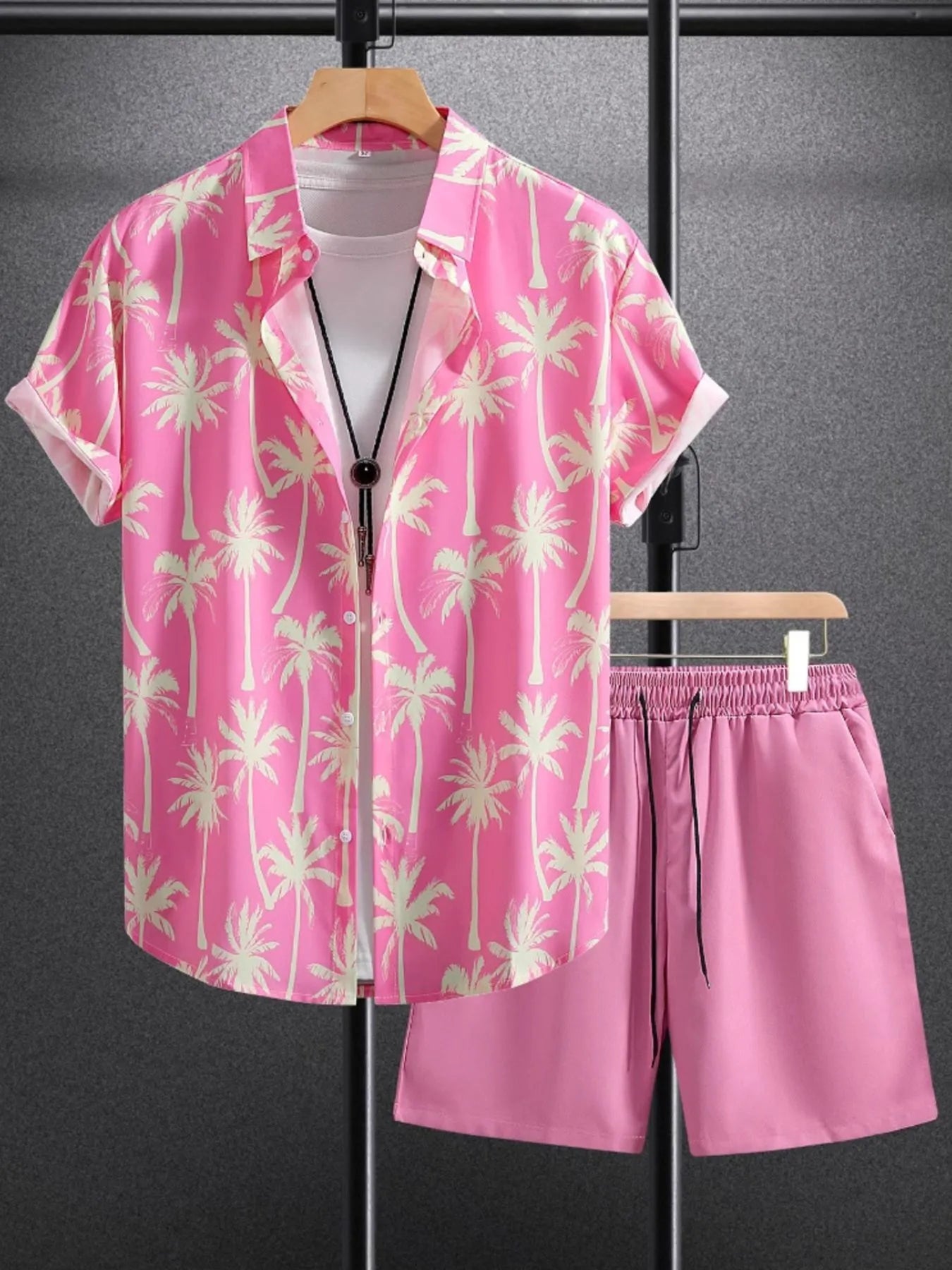 Herrset med palmtryckt topp och matchande shorts i dimrosa