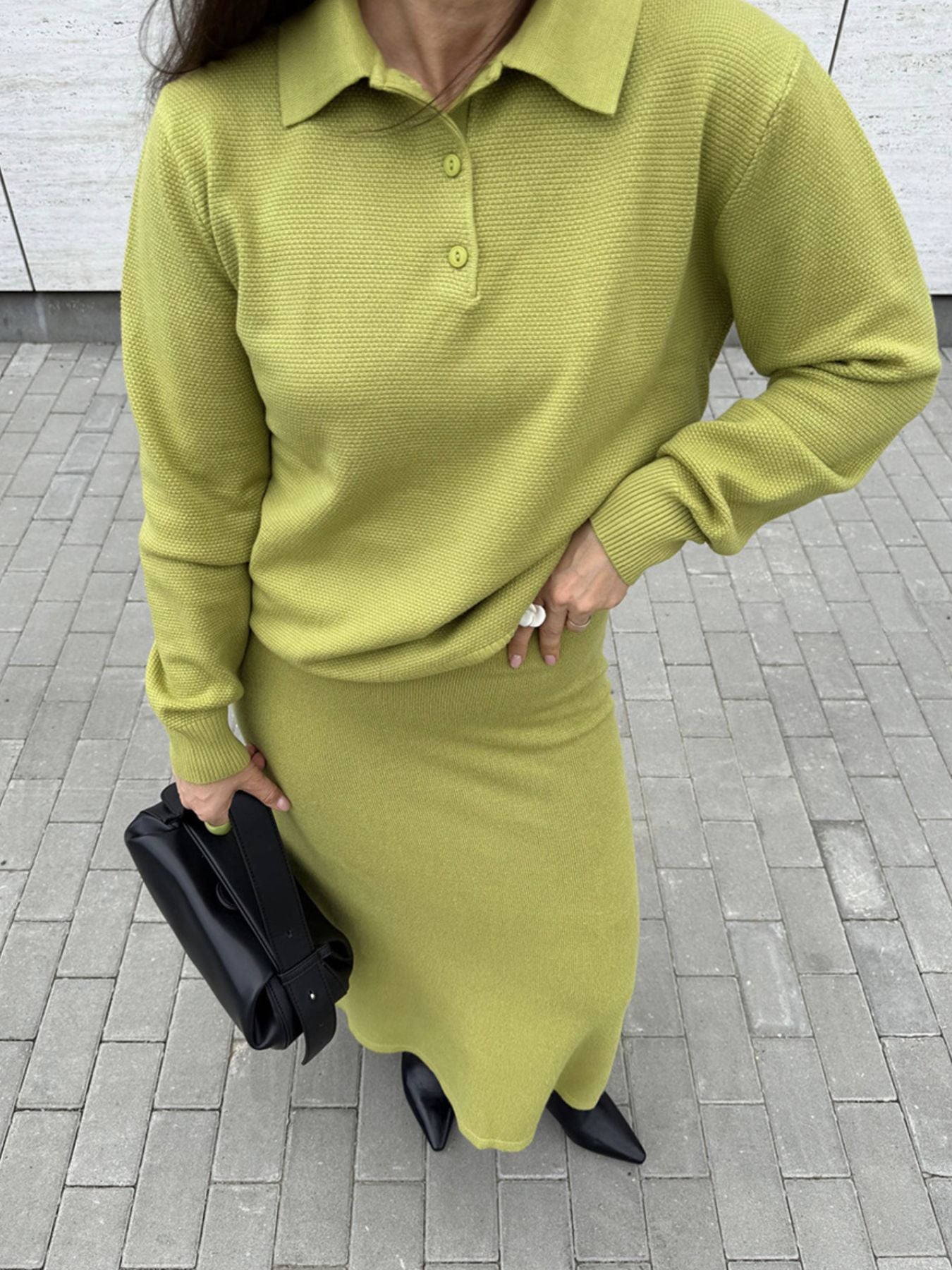 Mjukt set för dam med öppen krage i grönt – matchande topp och kjol