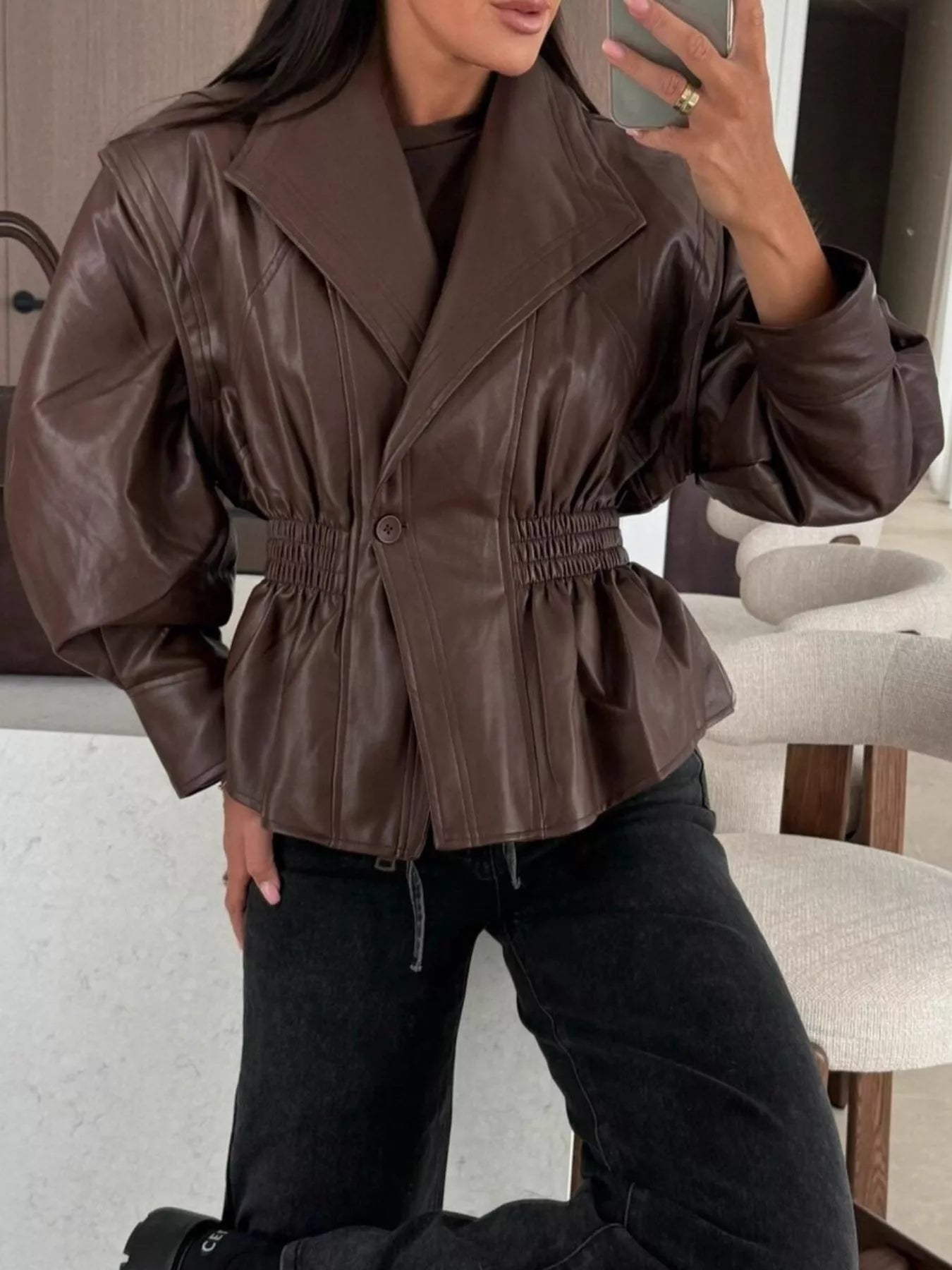 Peplum-jacka i läderimitation med knappar och ruschad detalj – figursydd damjacka från Zenvalley