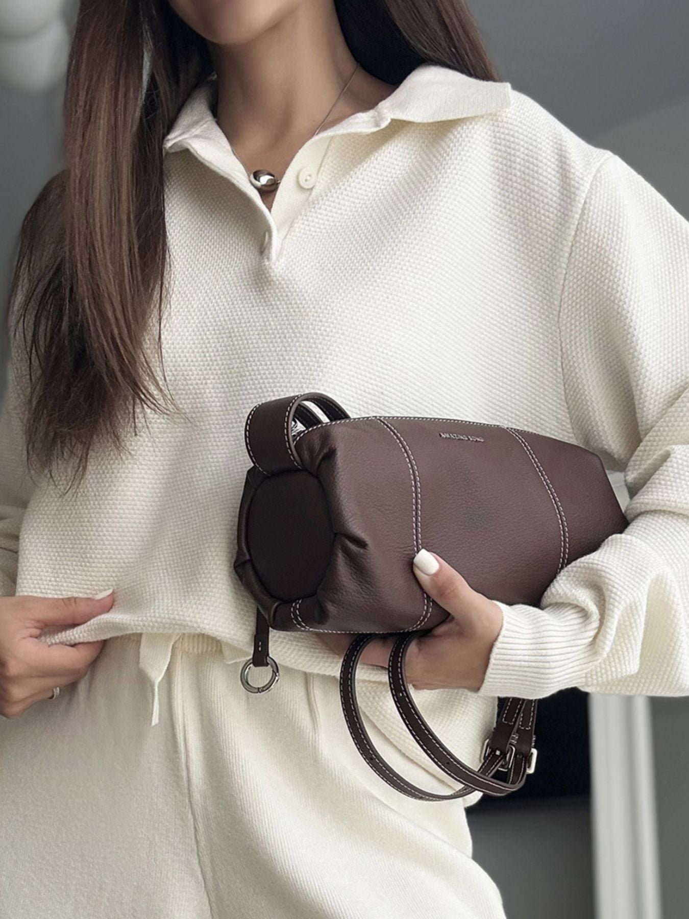 Mjukt set för dam med öppen krage i off-white – matchande topp och vida byxor