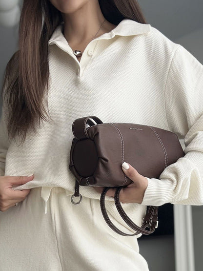 Mjukt set för dam med öppen krage i off-white – matchande topp och vida byxor