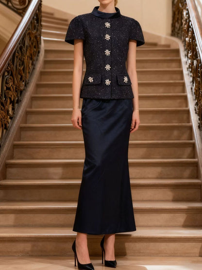 Tvådelat set med tweed-kavaj och satinkjol i elegant kombination