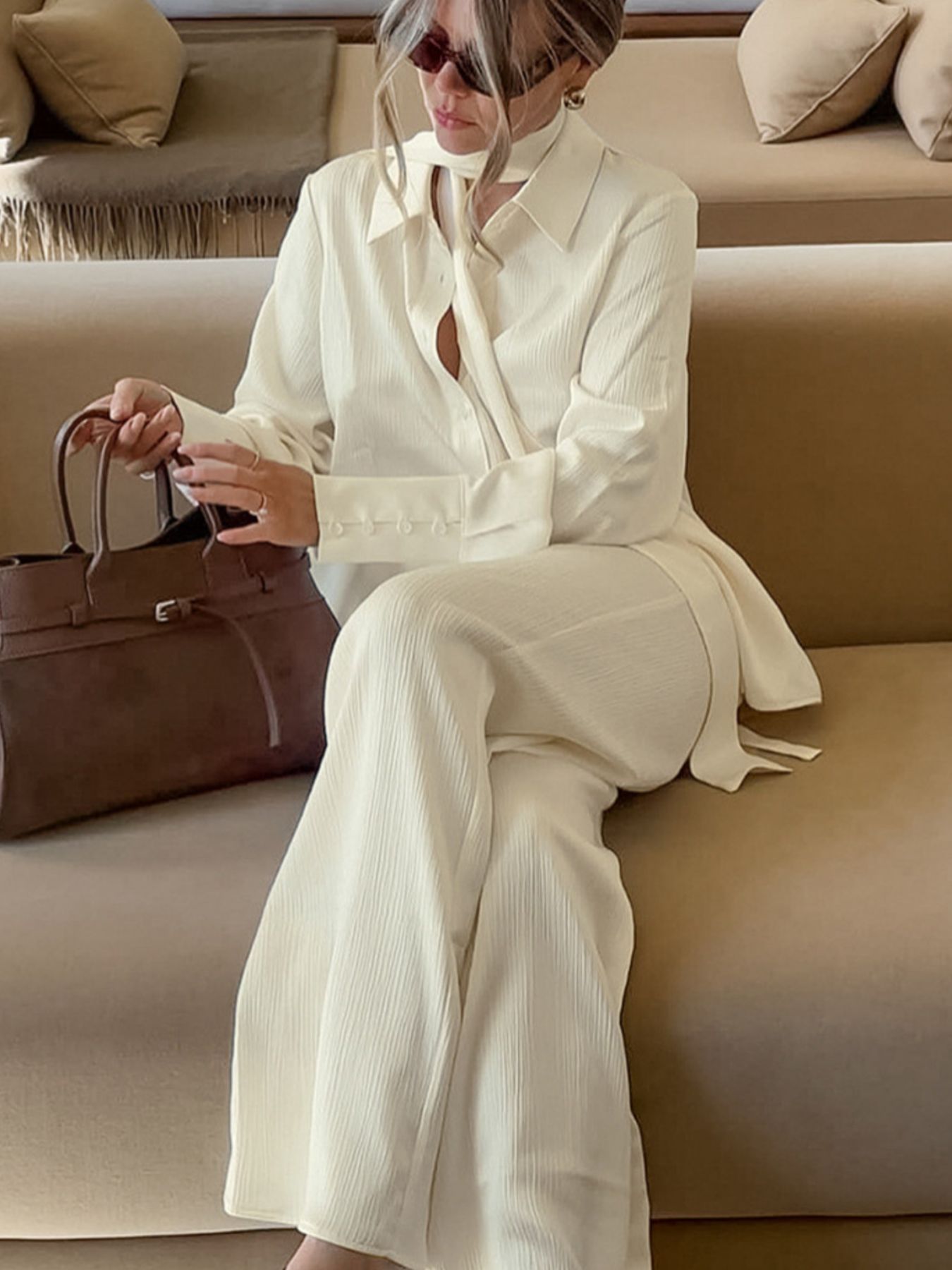 Tvådelat set med texturskjorta och vida byxor i polyester – stilrent damset i storlek S, M och L