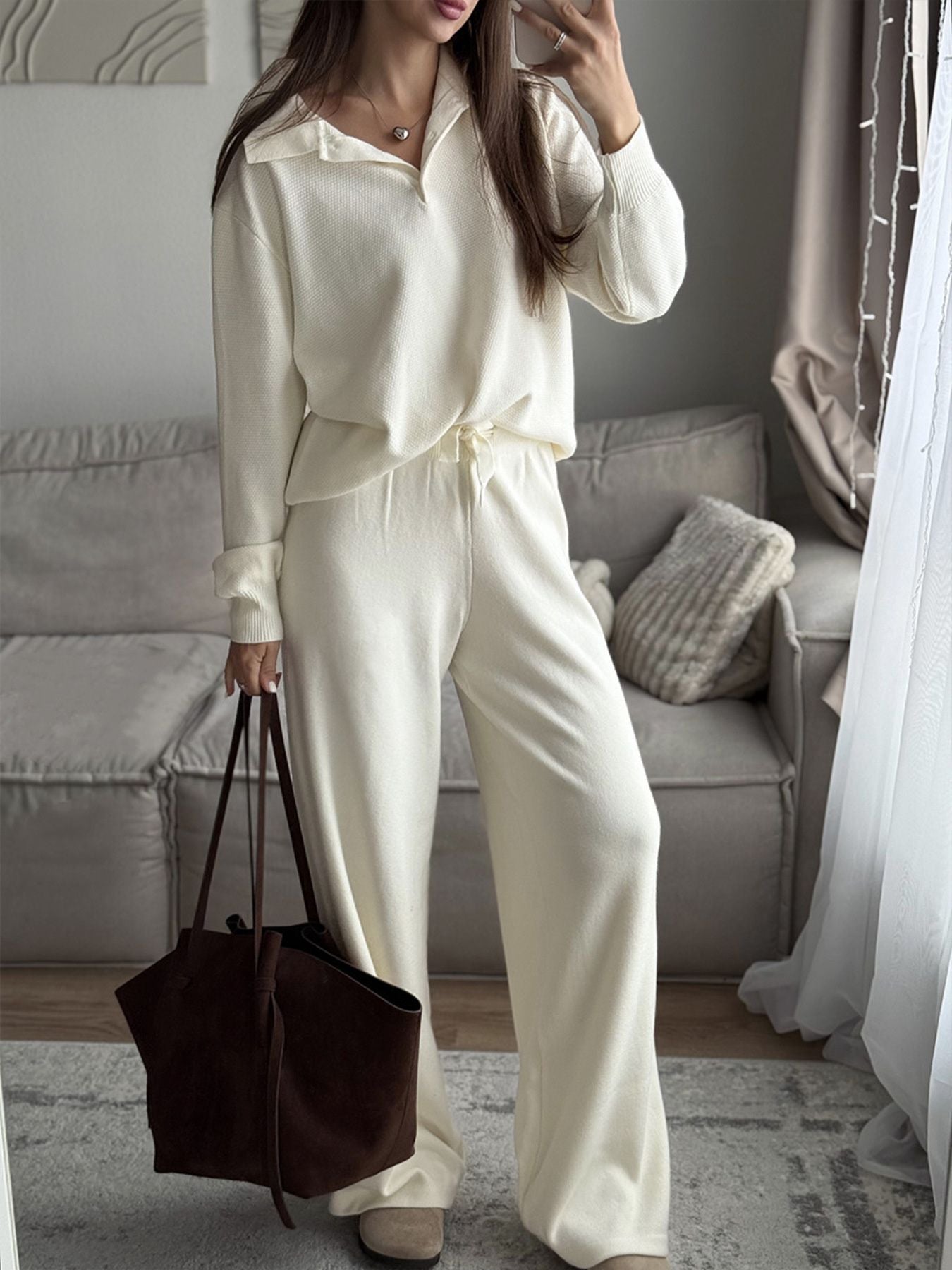 Mjukt set för dam med öppen krage i off-white – matchande topp och vida byxor