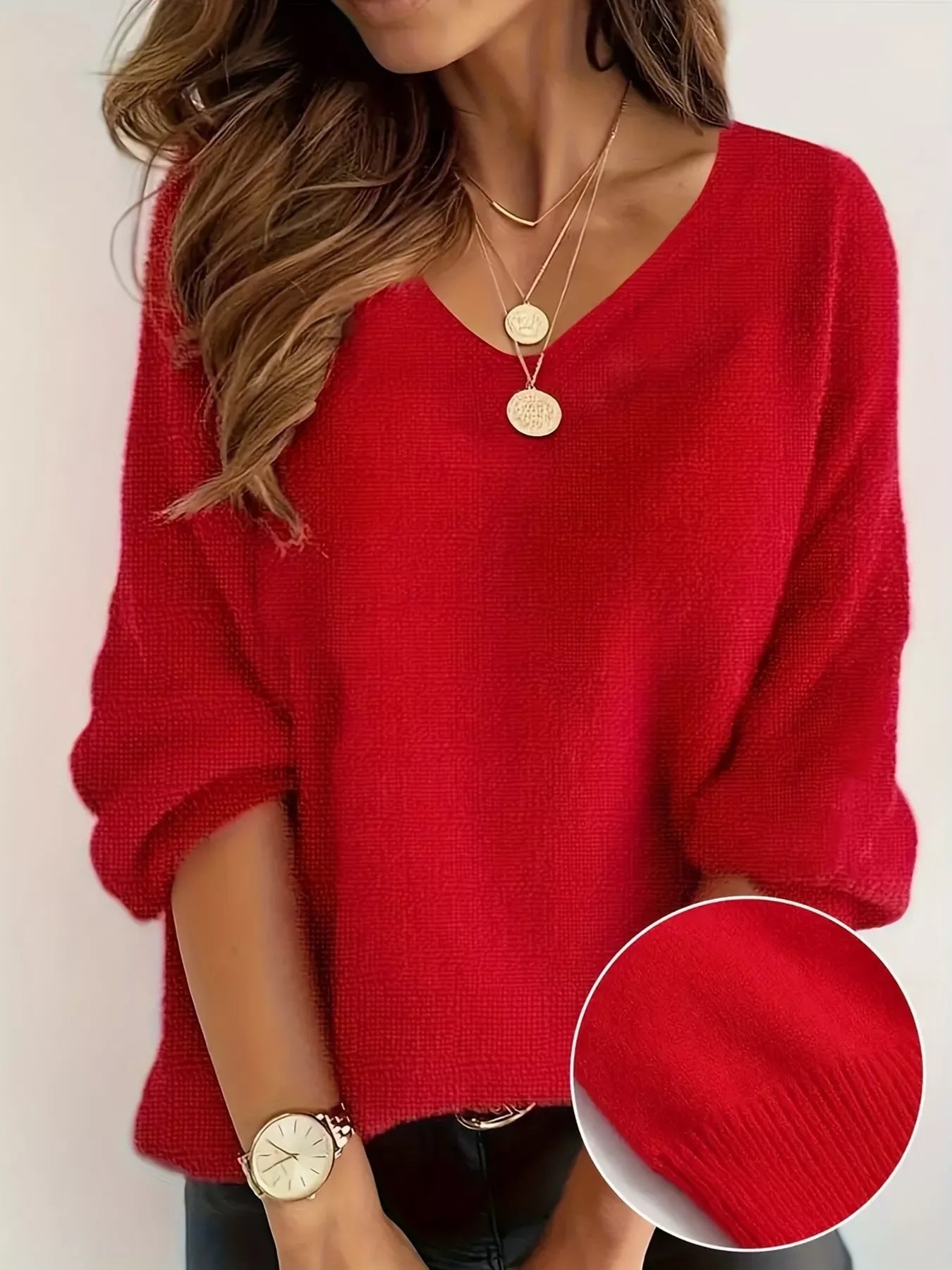 V-ringad tröja i tomatröd med släppta axlar – bekväm damtröja i ribbad polyester