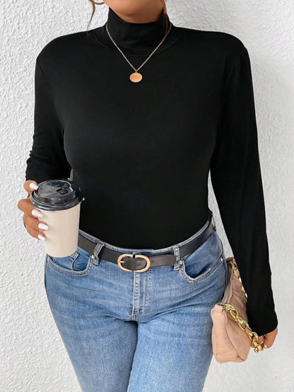 Plus size polotröja med hög hals och tight passform i svart – långärmad damtröja i stretch