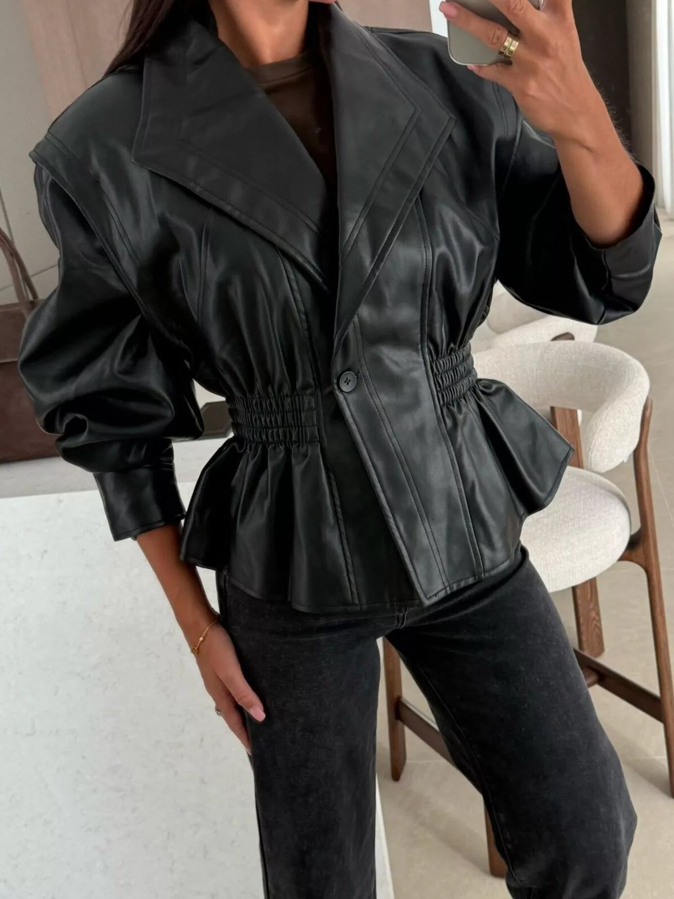 Peplum-jacka i läderimitation med knappar och ruschad detalj – figursydd damjacka från Zenvalley