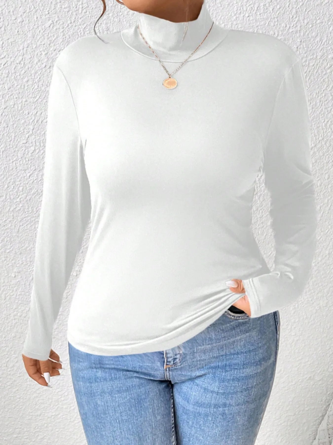 Plus size polotröja med hög hals och tight passform i vitt – långärmad damtröja i stretch