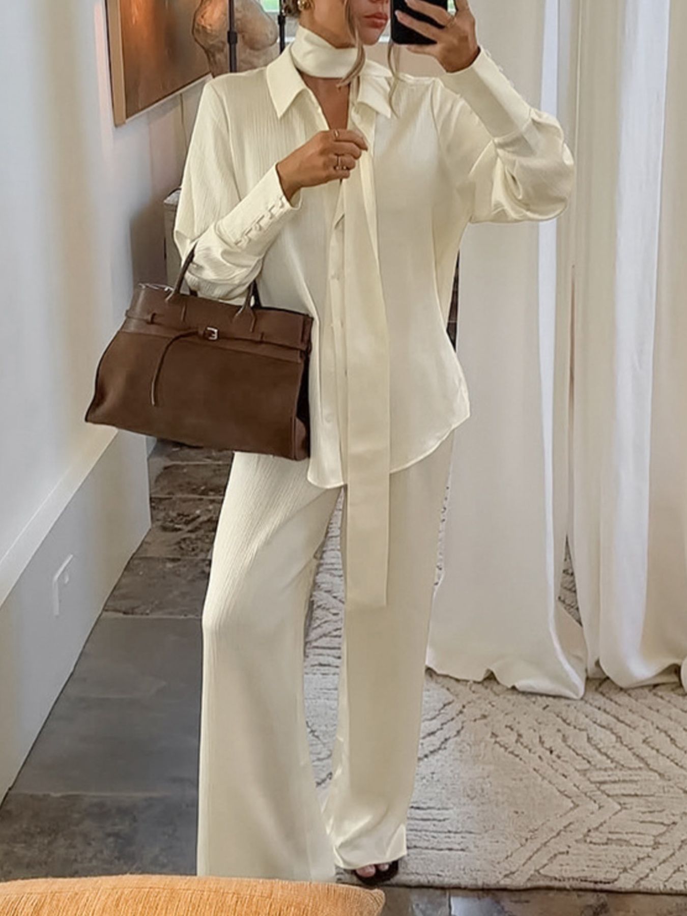 Tvådelat set med texturskjorta och vida byxor i polyester – stilrent damset i storlek S, M och L