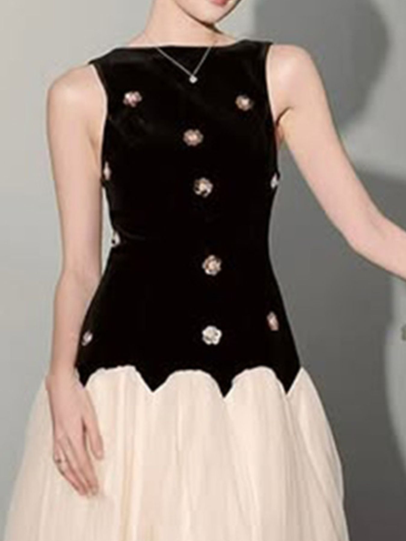 Ärmlös tyllklänning i maxilängd - elegant festklänning för dam