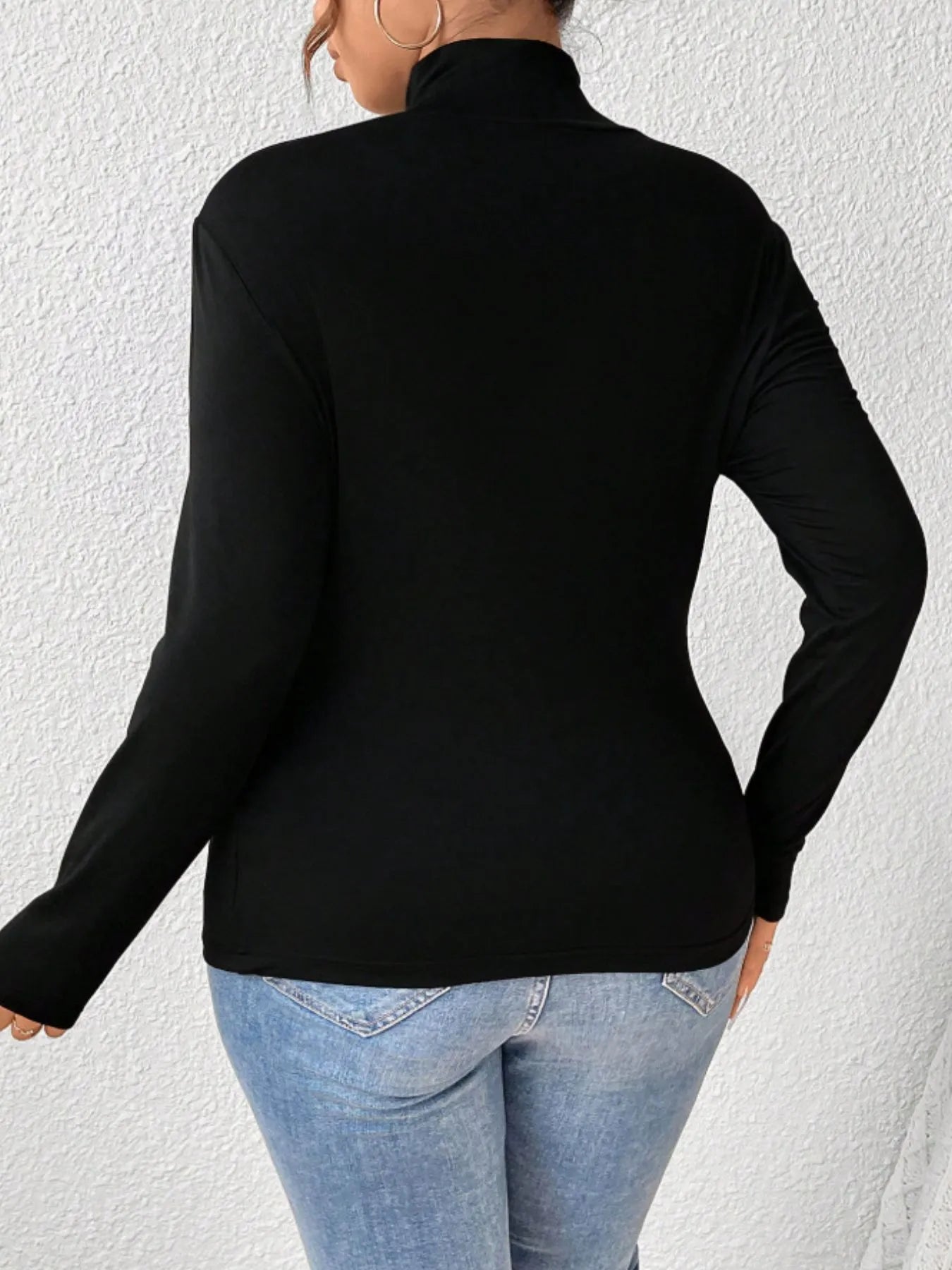 Plus size polotröja med hög hals och tight passform i svart – långärmad damtröja i stretch
